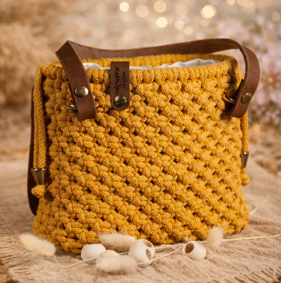 Makramee Tasche „Golden Sun“ – Boho Handtasche mit Ledergriffen in Senfgelb