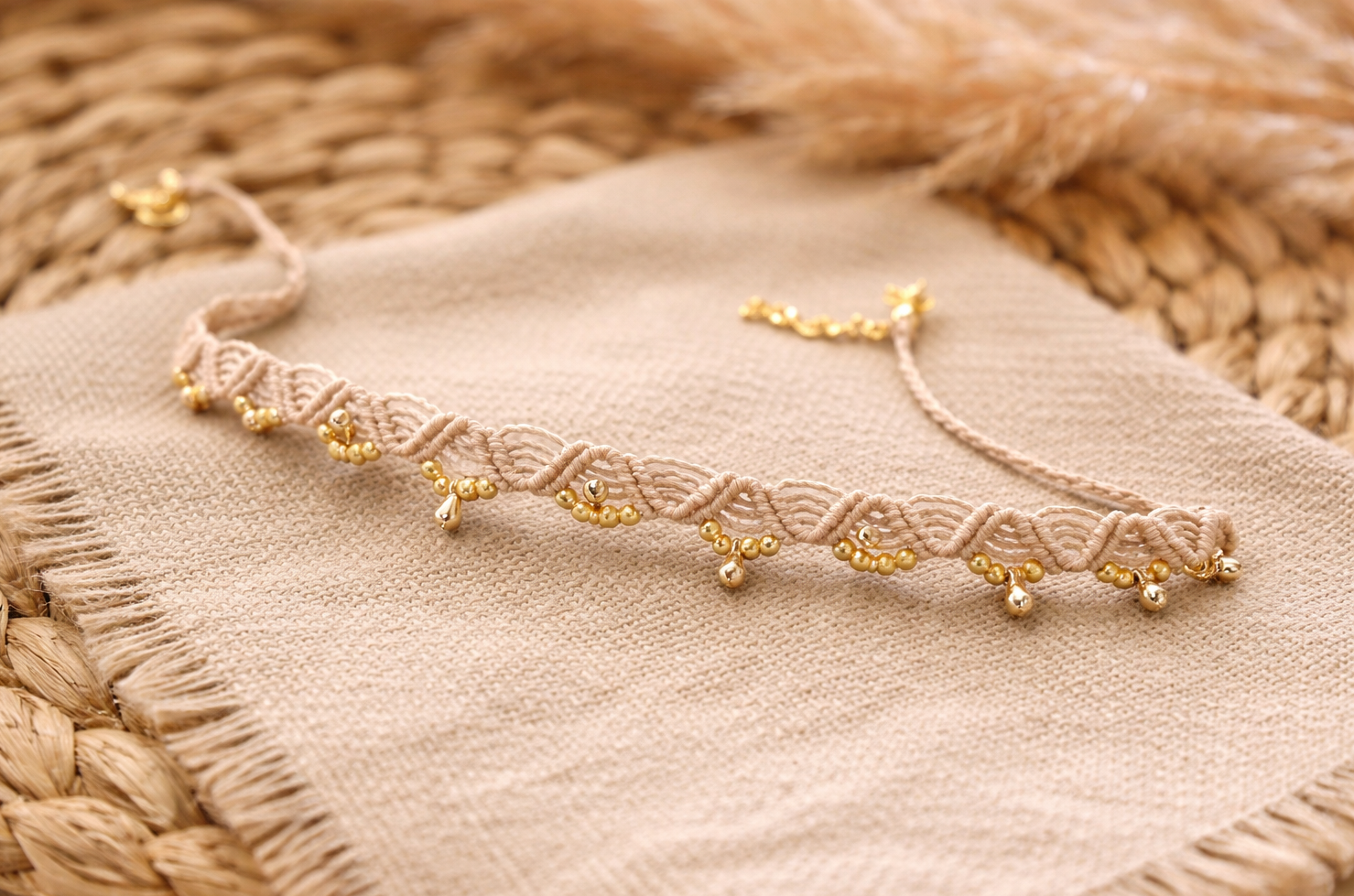 Makramee Choker „Alpen Boho“ – Trachten Halskette mit goldenen Perlen