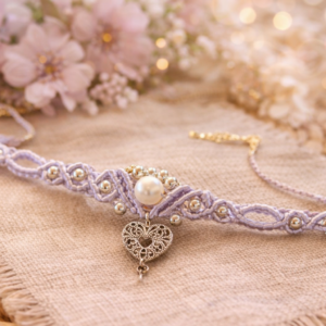Makramee Choker „Lilac Heart“ – Boho Halskette mit Herzanhänger & Perle